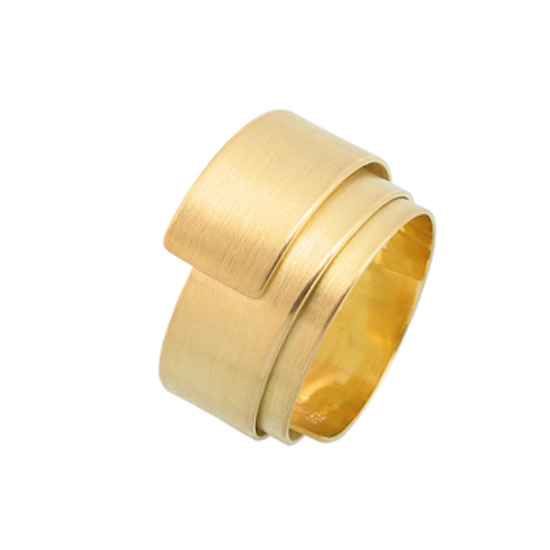 Machining:
Forged, coiled, matted, polished, punched
Surface finish:
Matt, polished inside
Materials:
18 carat yellow gold
Special feature:
Wrapped ring
Shape:
Square profile
Category:
Friendship ring, Wedding ring, Partner ring, Wedding ring, Jewelry ring
Style:
modern timeless design
Ring width:
Band width 7.5mm, total width varies
Material thickness:
1.8mm
Unique, innovative wedding ring, friendship ring or jewelry ring made from an 18-karat yellow gold band that is rolled up in several turns. The outer end of the band is cut straight. The band width of the rings is 7.5 mm, the overall width varies. The rings have a matt surface, the inside is polished. The edges are pleasantly rounded and the ring feels great to wear, also thanks to the coils, which are slightly springy and give way. It is sustainably produced and 100% made in Germany.