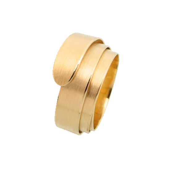 Machining:
Forged, coiled, matted, polished, punched
Surface finish:
Matt, polished inside
Materials:
18 carat yellow gold
Special feature:
Wrapped ring
Shape:
Square profile
Category:
Friendship ring, Wedding ring, Partner ring, Wedding ring, Jewelry ring
Style:
modern timeless design
Ring width:
band width 5.0mm, total width varies
Material thickness:
1.8mm
Unique, innovative wedding ring, friendship ring or jewelry ring made from an 18-karat yellow gold band that is rolled up in several turns. The outer end of the band is rounded. The band width of the rings is 5.0 mm, the overall width varies. The rings have a matt surface, the inside is polished. The edges are pleasantly rounded and the ring feels great to wear, partly due to the windings, which are slightly springy and give way. It is sustainably produced and 100% made in Germany.