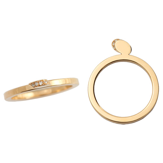 Machining:
Forged, milled, polished, hallmarked
Surface finish:
Polished
Materials:
18 carat rose gold/ apricot gold, diamonds
Special feature:
Ring with small oval disk as ring head
Shape:
Square profile
Category:
Friendship ring, proposal ring, jewelry ring
style:
modern design
Ring width:
2,0mm
Material thickness:
2,0mm
Stone setting:
Diamonds in pavé setting
Enchanting proposal ring or jewelry ring made of 18-karat rose gold, also known as apricot gold, with a small oval ring head. The ring is 2.0 mm wide. At the top of the ring are 7 very good quality diamonds weighing 0.035 carats in a pavé setting. It has a square profile and a material thickness of 2.0mm. The surface is polished. The edges are pleasantly rounded, making the ring comfortable to wear. It is sustainably produced and 100% made in Germany. The diamonds come from conflict-free sources.