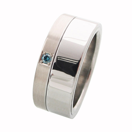 Editing:
Forged, turned, engraved, hallmarked, polished
Surface texture:
Matt, and polished, polished inside
Materials:
Stainless steel, white gold, brilliant blue
Above all, special feature:
This beautiful ring has an individual engraving on the inside band in gold or platinum. Like a medallion, this unusual partner ring carries the personal message inside the safe ring.
Shape:
Ring with square profile
Category:
Friendship ring, wedding ring, wedding ring, partner ring, proposal ring, jewelry ring, poetry ring, message ring
Style:
modern design
Ring width:
8mm
Material thickness:
2.0mm
Stone setting:
Brilliant Quarrée blend
Unique design wedding ring, partner ring, proposal ring or jewelry ring with an individual engraving that is worn hidden inside the opening ring. The 8mm wide ring is made of durable 5mm wide polished stainless steel in combination with 3mm wide matt white gold. The engraved band is made of white gold. A blue brilliant with 0.015 carat of very good quality is set in the white gold. The ring is comfortable to wear thanks to the profile and the broken edges. The rings are sustainably produced and 100% made in Germany. The diamond comes from conflict-free sources.