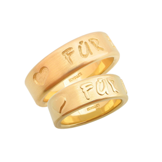 Machining:
Rolled, matted, polished, milled, engraved, embossed
Surface finish:
Matt, raised lettering polished, polished inside
Materials:
14 carat yellow gold
Special feature:
Rings with raised and recessed individual engraving
Shape:
Square profile
Category:
Friendship ring, Wedding ring, Partner ring, Wedding ring, Poetry ring, Scripture ring, Message ring
Style:
modern timeless design
Ring width:
6,0mm
Material thickness:
1.6mm
Unique individual 6mm wide wedding rings or friendship rings made of 14-karat yellow gold with individual engraving, here: forever, which is raised on the smaller ring and recessed on the larger ring. The rings each have a square profile and a material thickness of 1.6 mm. They have a matt surface, the raised lettering is polished, as is the inside. The edges are pleasantly rounded, making the rings feel great to wear. They are sustainably produced and 100% made in Germany.