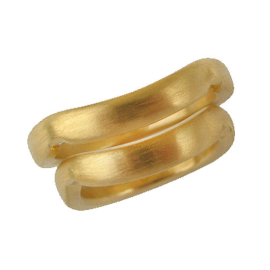 Machining:
Forged, matted, polished, punched
Surface finish:
Matt, polished indentations
Materials:
18 carat yellow gold
Special feature:
Rings with indentations
Shape:
Oval profile
Category:
Friendship rings, wedding rings, partner rings, wedding rings, jewelry rings
Style:
modern timeless design
Ring width:
4,3mm
Material thickness:
2,0mm
Modern, timeless wedding rings or friendship rings in 18-karat yellow gold. The rings have retained traces of the partner ring and can be placed on top of each other in the shape of the infinity sign. They are made from a 2.0 mm thick oval profile and have a matt surface with polished indentations. The rings feel great and are comfortable to wear. They are sustainably produced and 100% made in Germany.