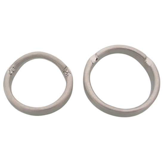 Machining:
Forged, matted, polished, punched
Surface finish:
Matt, polished indentations
Materials:
14 carat white gold, diamonds
Special feature:
Rings with indentations
Shape:
Oval profile
Category:
Friendship rings, wedding rings, partner rings, wedding rings, jewelry rings
Style:
modern timeless design
Ring width:
4,3mm
Material thickness:
2,0mm
Stone setting:
Diamonds in pavé setting
Modern, timeless wedding rings or friendship rings in 14-karat white gold. The rings have retained traces of the partner ring and can be placed on top of each other in the shape of the infinity sign. They are made from a 2.0 mm thick oval profile and have a matt surface with polished indentations. In the smaller ring, 3 brilliant-cut diamonds weighing 0.03 carats are set in the recesses in very good quality. The rings are very comfortable to wear. They are sustainably produced and 100% made in Germany. The diamonds come from conflict-free sources.